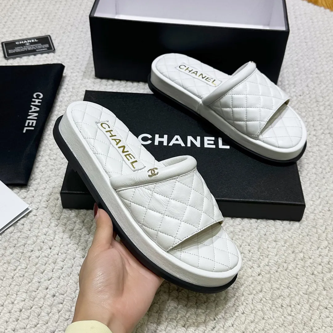 🤝🤝🤝P丶280, Chanel classic sandals, fashion is fleeting, but style lasts forever! This season’s slippers are a classic among Xiangjia classics! Solid color lattice matching, double C hardware buckle. Simple and exquisite! ! ! Fabric: Original sheepskin imported from Italy, sheepskin lining, rubber sole! Code number: 35-40 (41 customized).